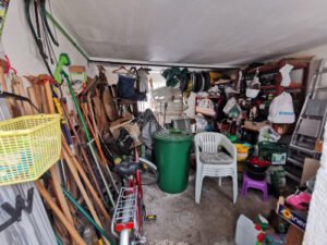Volle Garage, perfekt zum Entrümpeln