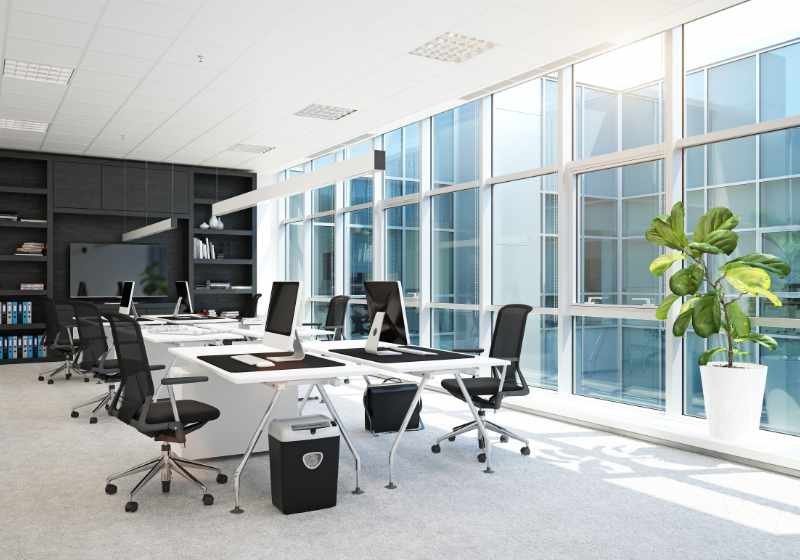 Büro mit Stühlen und Tischen