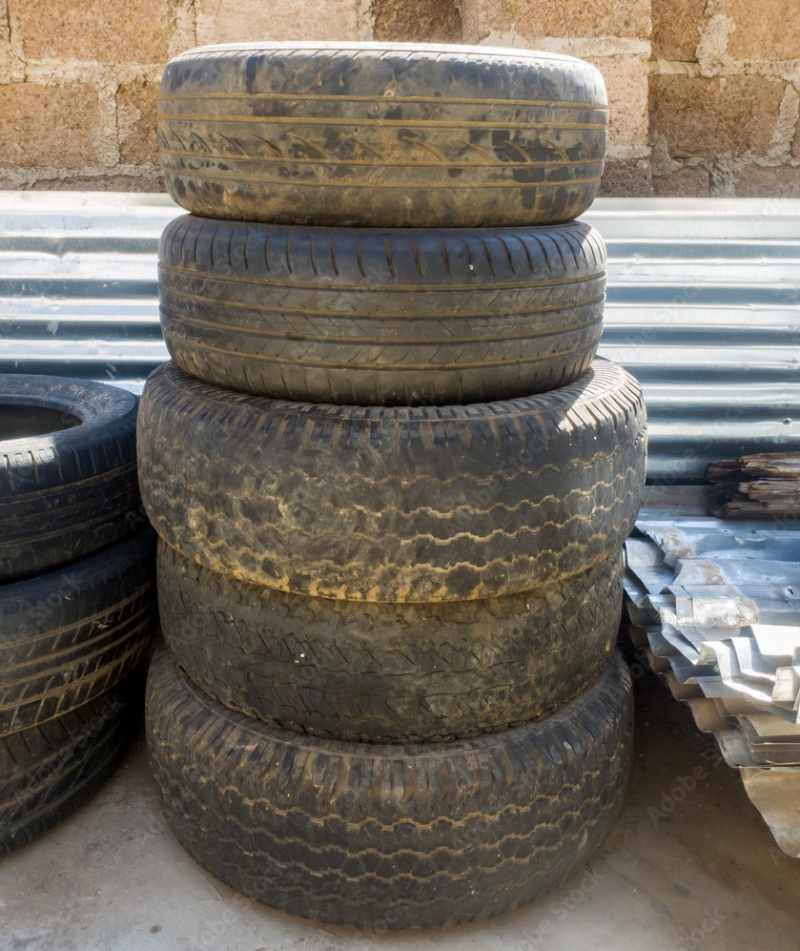 Stapel Autoreifen aus Garage