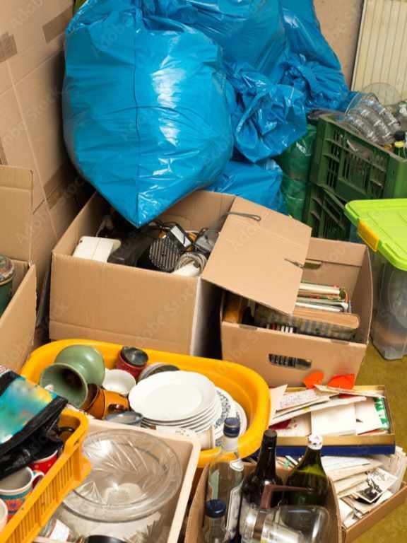 Messie Wohnung mit Geschirr und Müllsäcke