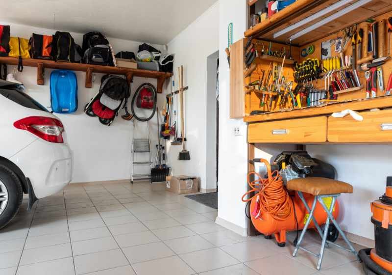 Volle Garage mit Auto Entrümpelung