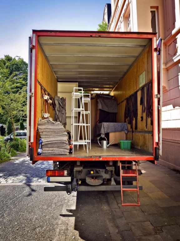 Voller LKW mit Haushaltsauflösung Wohnung