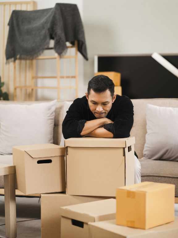 Zwangsräumung mit gestapelten Kartons