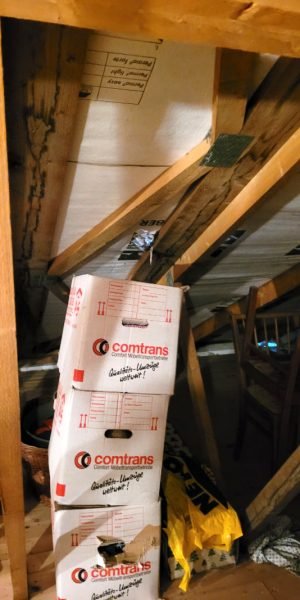 Dachboden Entrümpelung voller Kartons