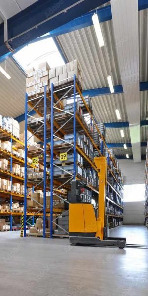 Lagerauflösung mit Gabelstapler
